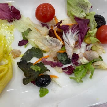 Tavuk Dünyası Şubesinde Bayat Salata Ve Kötü Servis Şikayeti