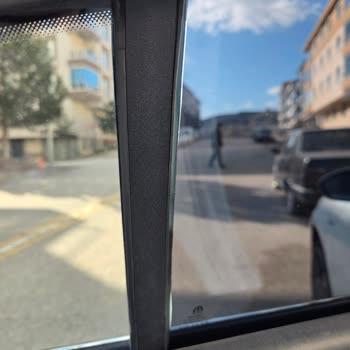 Yetkili Serviste Cam Filmi Değişiminde Özensiz Ve Hatalı Uygulama