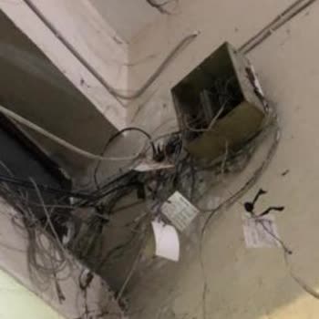 Apartmandaki Eski DSL Kabloları Görsel Kirlilik Ve Güvenlik Sorunu