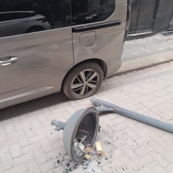 Park Halinde Aracım Üzerine Düşen Aydınlatma Direği Nedeniyle Hasar Ve Bedaş’tan Geri Dönüş Talebi