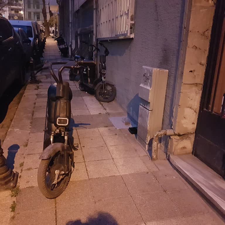Kaldırımda Park Eden Martı Motosikletleri Yaya Güvenliğini Tehlikeye Atıyor