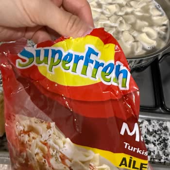 Dondurulmuş Mantıda Boş Ve Açılmış Parçalar Yüzünden Hayal Kırıklığı