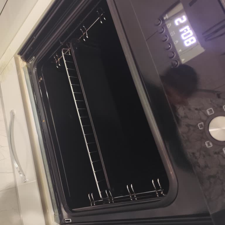 Minisan Fırın Camı Kendiliğinden Patladı