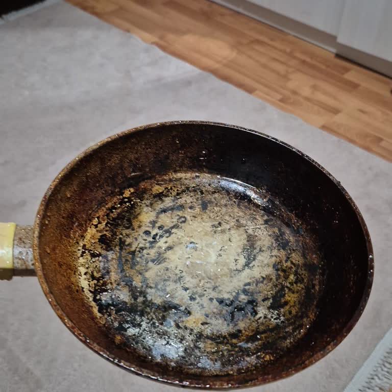 Karaca “Yanmaz-Yapışmaz” Özellikli Bir Teflon Tava Yanıyor ve Yapışıyor