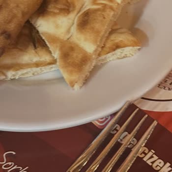 Hamam Böceği Ekmekte Görüldü Aynı Gün İlaçlama Sonrası Servis Verilmesi Kabul Edilemez