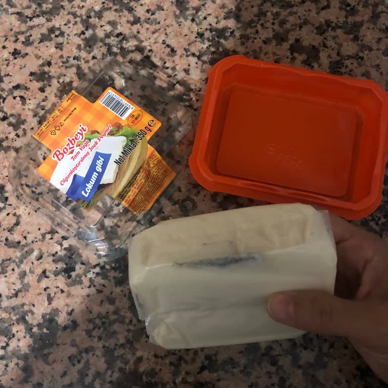 Küflü Peynir Ve Mağaza Çalışanlarının Kaba Tutumu