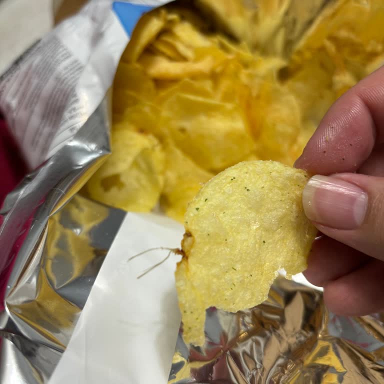 Lays Yoğurt Mevsimi Cips Paketi İçinde Yabancı İp