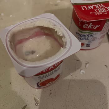 Yoğurt Kaplarından Biri Yarı Boş Çıktı Ve Üretim Hatası Talebi