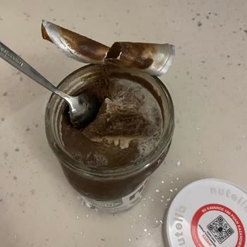 Nutella Kavanozunda Beyaz Birikinti Ve Topaklı Kötü Tat