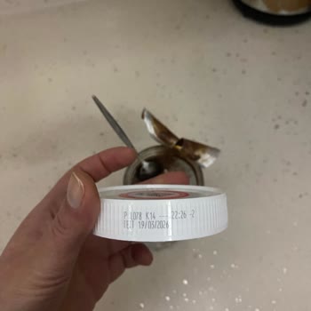 Nutella Kavanozunda Beyaz Birikinti Ve Topaklı Kötü Tat