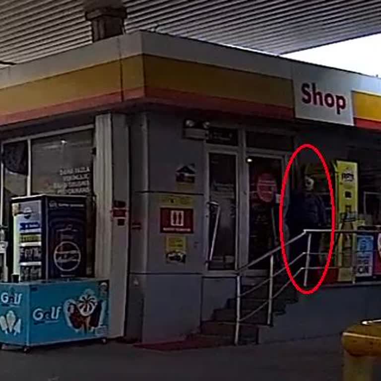 İstasyon Müdürünün Kapı Önünde Sigara İçmesi Müşteri Sağlığını Tehdit Ediyor