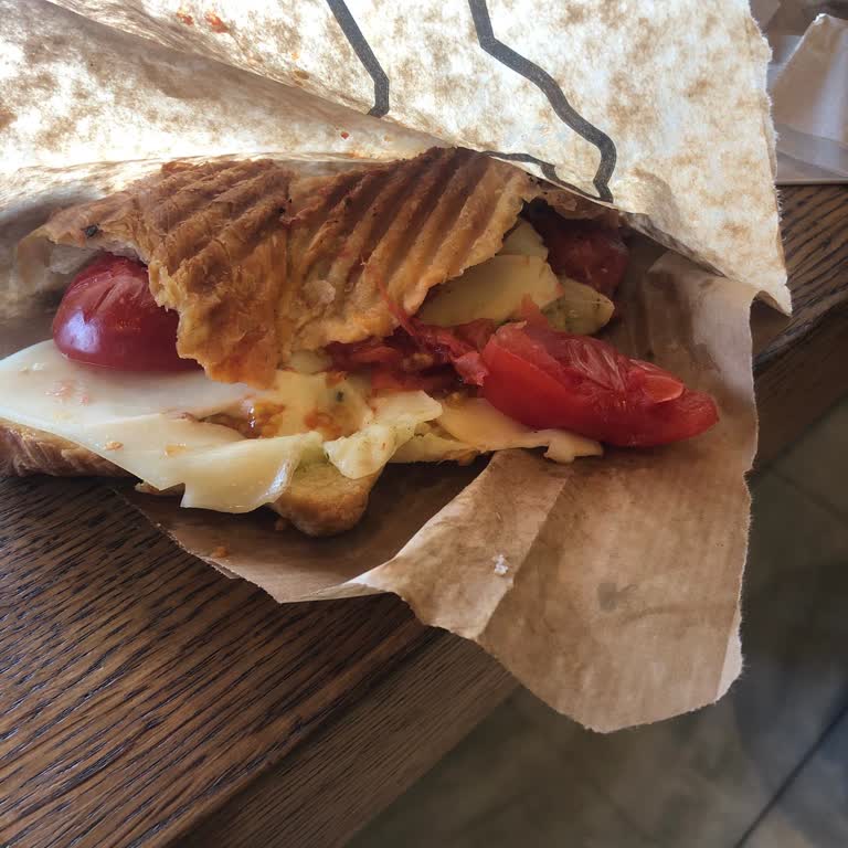 Kahve Dünyası Şişhane’de Kırık Kruvasan Ve Ezilmiş Domatesler Nedeniyle İade Talebi