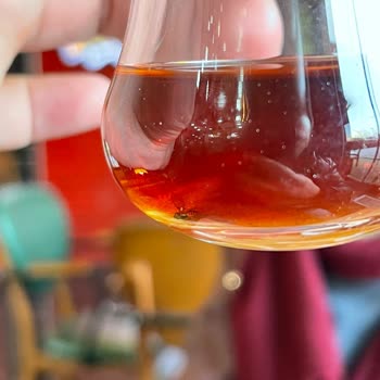 Meşhur Sarıyer Börekçisi Ömer Usta Kaldırıma Ve Yol Kenarına Çivi Çakmış