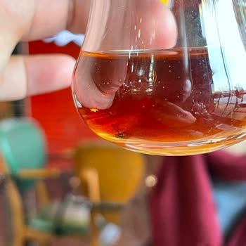 Meşhur Sarıyer Börekçisi Ömer Usta Kaldırıma Ve Yol Kenarına Çivi Çakmış