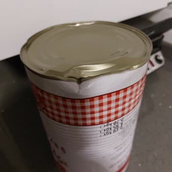 Ezilmiş Konserve Kiraz Ve Yanıltıcı Değişim Reddi