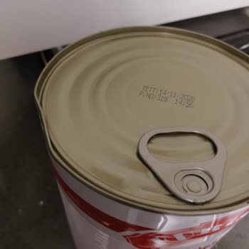 Ezilmiş Konserve Kiraz Ve Yanıltıcı Değişim Reddi