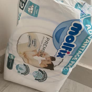 Molfix Bebek Bezinde Şiddetli Kimyasal Koku Ve Kopan Cırt Cırt Parçaları