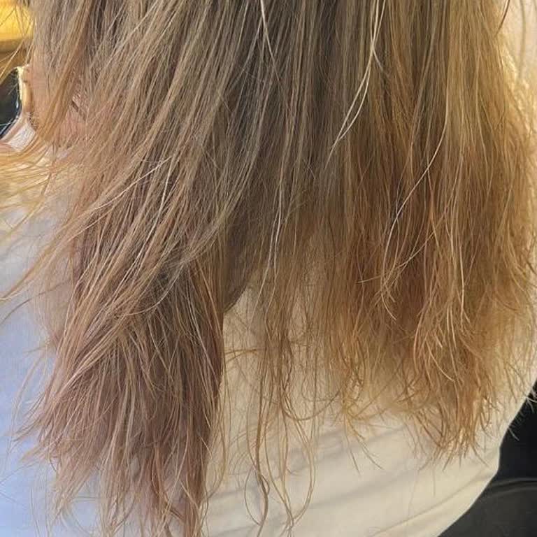 Erdemli Kuaföründe Boya Ve Kesim Hatası Sonucu Saçların Yanmış Ve Kısalması