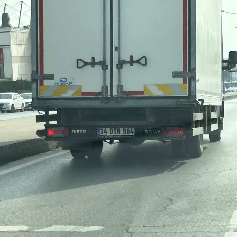 Trendyol'lu Araç Sürücüsünün Tehlikeli Şerit İhlali Ve Korna Kullanımı