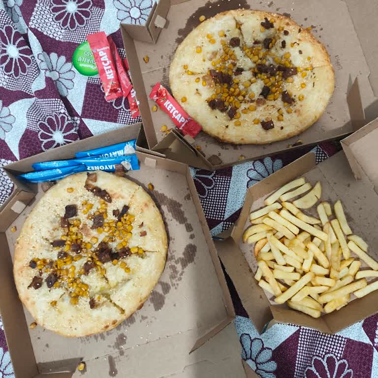 İftar Saatinde Boş Ve Sucuksuz Pizza Şikayeti