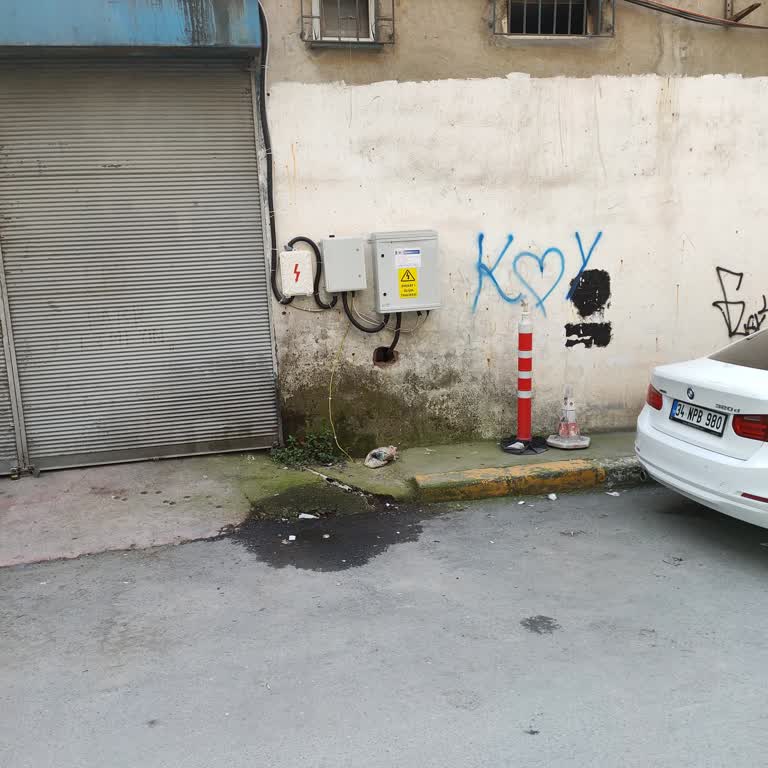 Boğaziçi Elektrik - BEDAŞ Beyoğlu'nda Açık Elektrik Panosu Çocuklar İçin Ciddi Tehlike