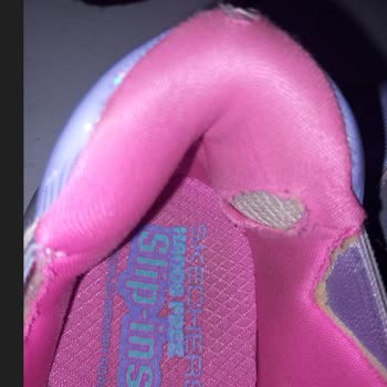 Solicito reembolso por zapatillas Skechers Starry Lite deformadas