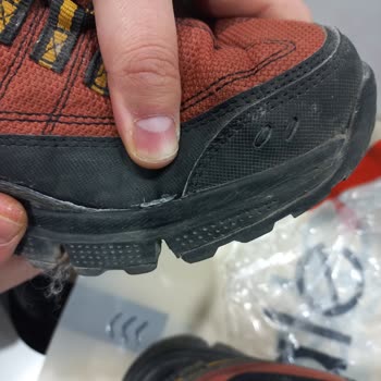 Skechers se desgarraron tras 80 días y tienda niega defecto de fabricación