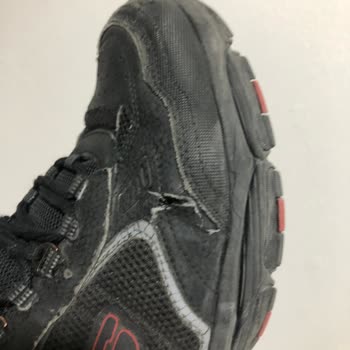 Zapatillas Skechers Vigor 3.0 con desgarros por defecto de fabricación