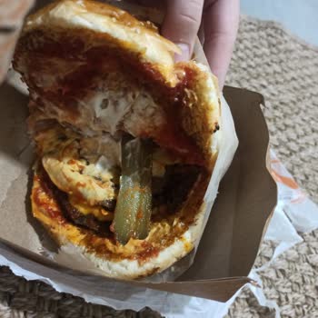 Sipariş Notu İhlali: Hamburgerde İstenmeyen Sos, Turşu Ve Cheddar