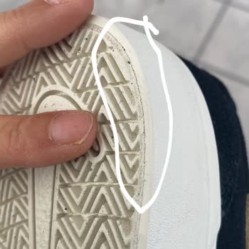 Nike Kadın Charge Suede Ayakkabısının Tabanındaki Olası Üretim Hatası