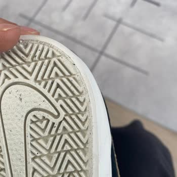 Nike Kadın Charge Suede Ayakkabısının Tabanındaki Olası Üretim Hatası