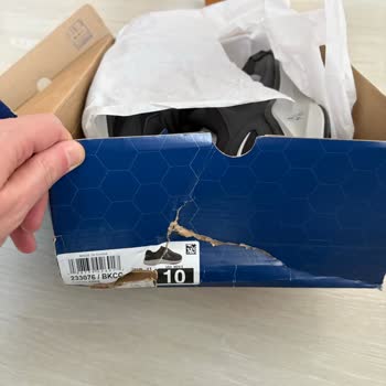 Skechers'ten Özensiz Kargo: Ayakkabı Kırık Kutuda