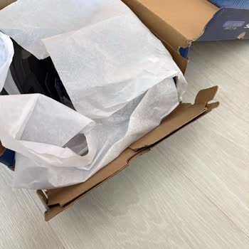 Skechers'ten Özensiz Kargo: Ayakkabı Kırık Kutuda