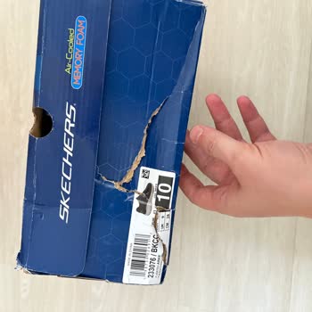 Skechers'ten Özensiz Kargo: Ayakkabı Kırık Kutuda