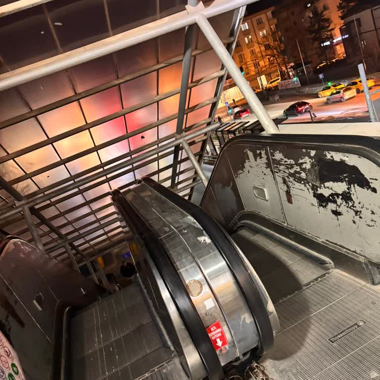 Tıp Fakültesi Durağındaki Yürüyen Merdivenler Sürekli Çalışmıyor Ve Çevre Temizliği İhmali