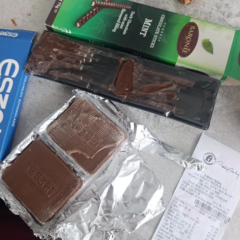 Kars BİM Şubesinde Çikolataların Eriyip Yapışması Ve Beyazlaşması Gıda Güvenliği Endişesi