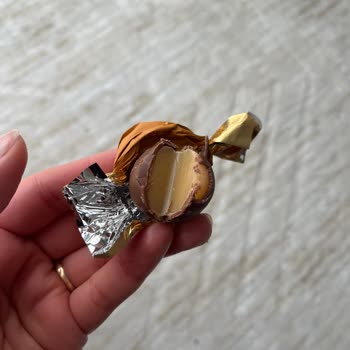 Konak Şekerleme Çikolata İçindeki Karamel Herkesin Dişine Zamk Gibi Yapıştı