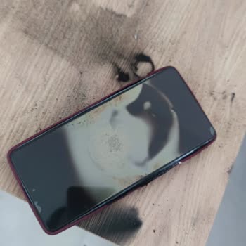 Şarj Sırasında Patlayan Telefon Güvenlik Riski Ve Yetersiz Değişim Talebi