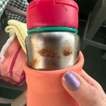 Botella infantil Skip Hop de acero presenta óxido tras un año