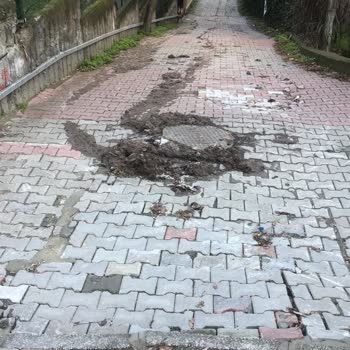 Küçükçekmece Atakent Mahallesinde Kanalizasyon Patlamaları Okul Yolunda Sağlık Tehdidi