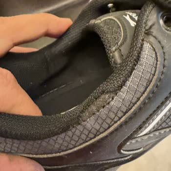 Zapatos Slazenger tienen espuma abierta en la parte superior izquierda