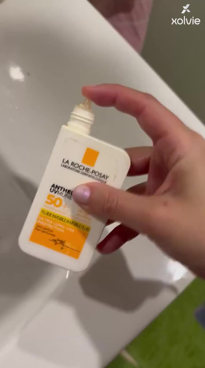 La Roche Posay Anthelios UVMune 400 SPF50 Texture And Smell Defect video cover
