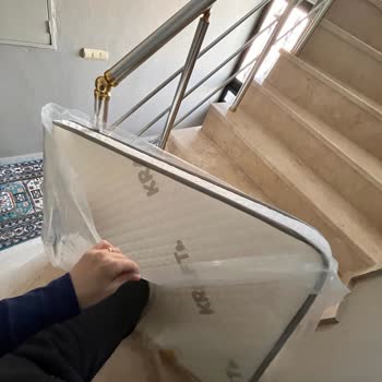 DHL Teslimatı: Sigara Kokulu Ve Yırtık Bebek Yatağı