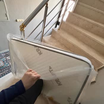 DHL Teslimatı: Sigara Kokulu Ve Yırtık Bebek Yatağı