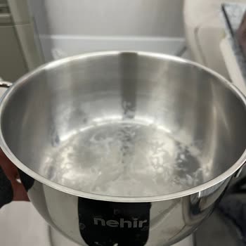 Nehir Mutfak Tencerelerin Dibinde Sürekli Lekelenmeler Oluşuyor