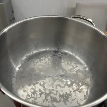 Nehir Mutfak Tencerelerin Dibinde Sürekli Lekelenmeler Oluşuyor