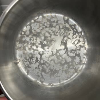 Nehir Mutfak Tencerelerin Dibinde Sürekli Lekelenmeler Oluşuyor