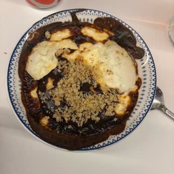 Manzara Aldattı Kalitesiz Yemek Ve Savunmacı Personel