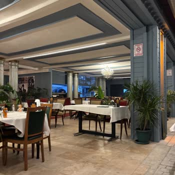 Manzara Aldattı Kalitesiz Yemek Ve Savunmacı Personel