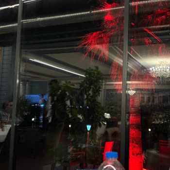 Manzara Aldattı Kalitesiz Yemek Ve Savunmacı Personel